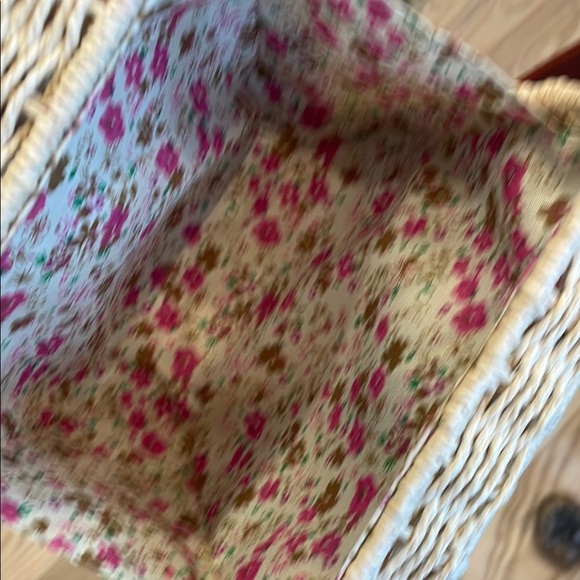 Stylish Tan and Cream Woven Crossbody Bag with floral inside never used - Picture 5 of 5